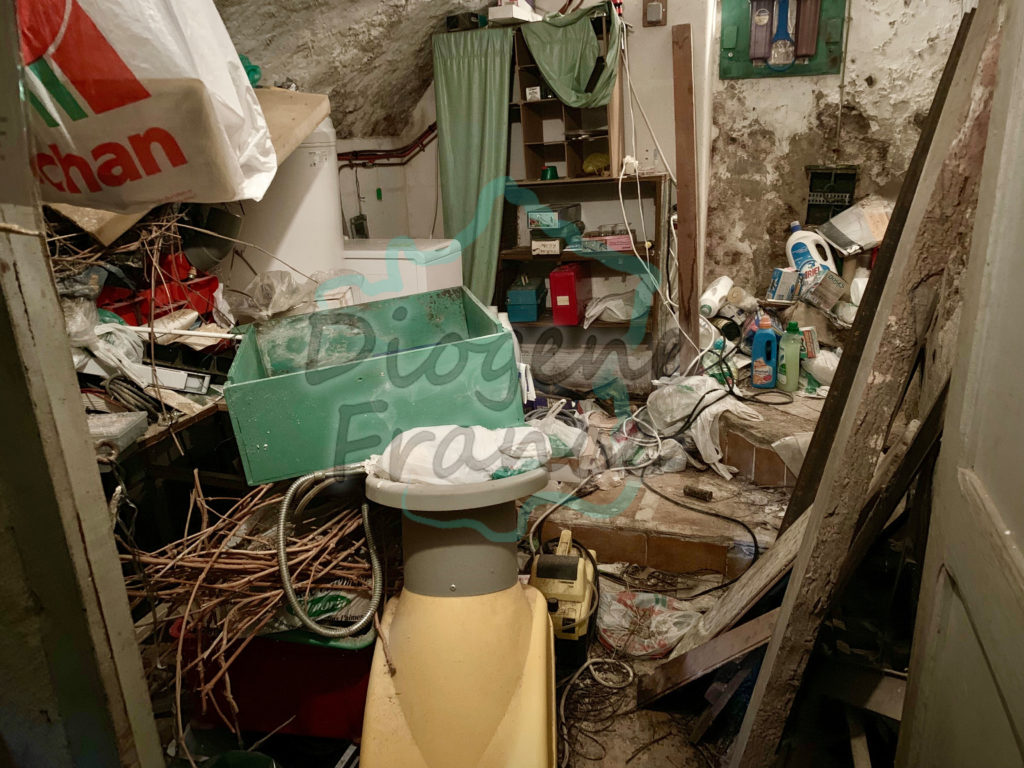 cave très encombrée avant intervention