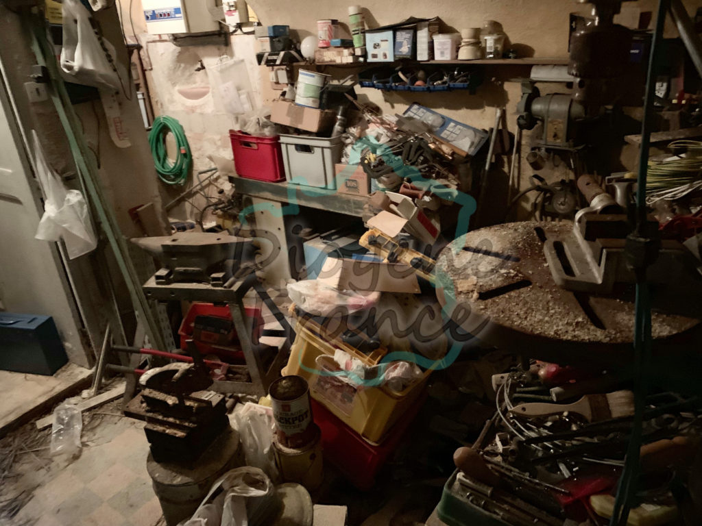 cave très remplie maison encombrée