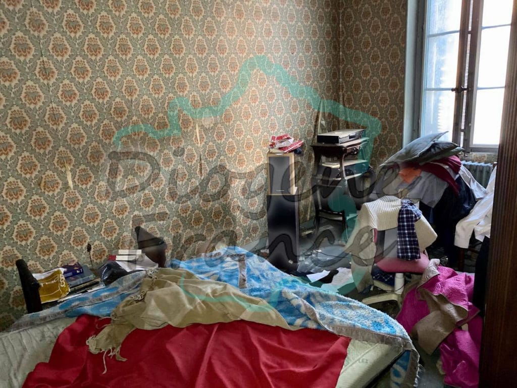 accumulation d'objets et de vêtements dans un chambre 