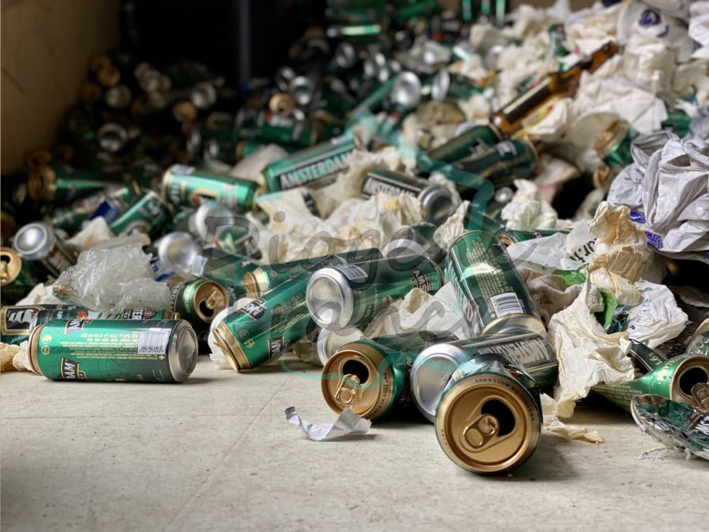Appartement très sale et entassement de détritus