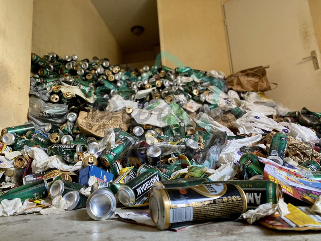 Appartement très sale montagne de déchets alimentaires