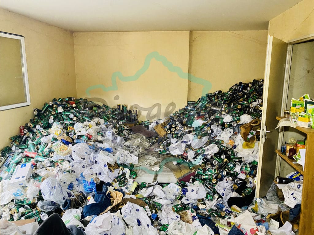 amas de canette de bière salon d'un appartement