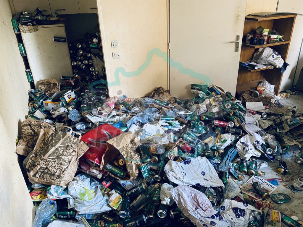 Incurie du logement et entassement de déchets salon cuisine