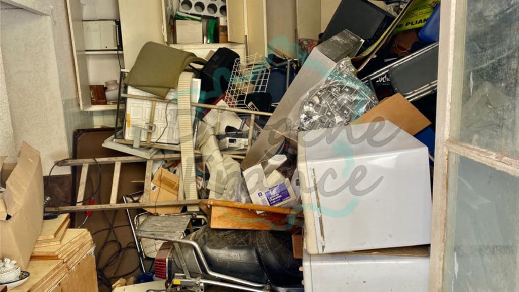 entrepôt d'objet dans un grand garage débarras gros volume