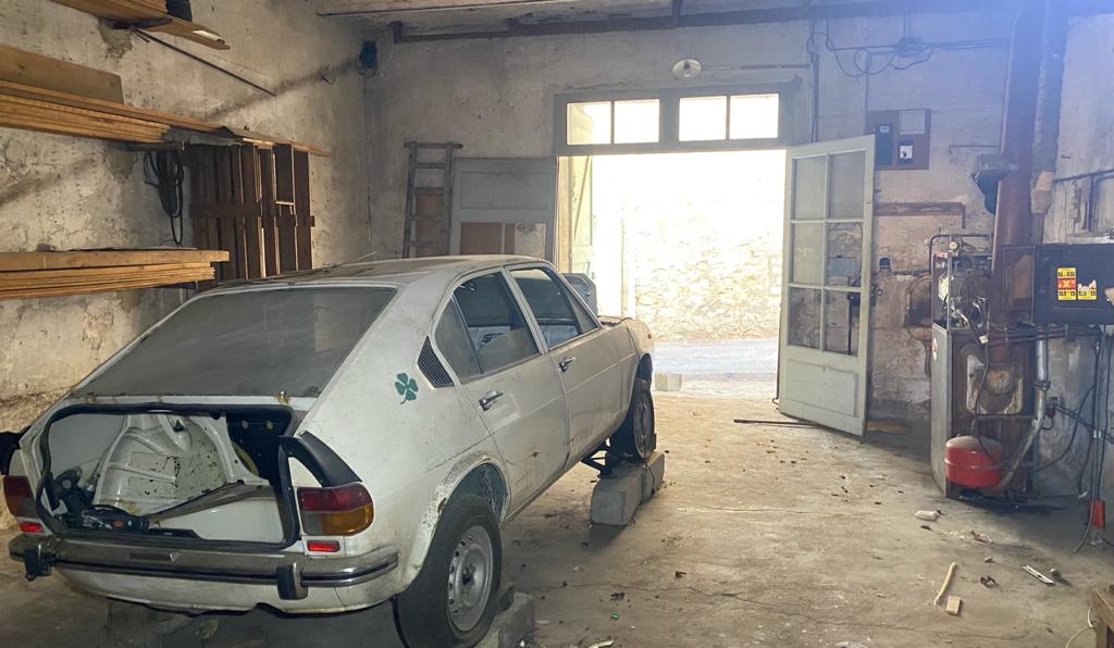 entrepôt d'objet dans un grand garage débarras gros volume