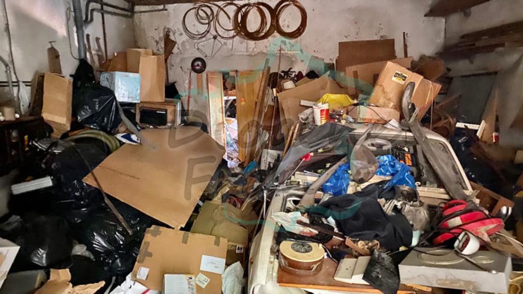 entrepôt d'objet dans un grand garage débarras gros volume carton