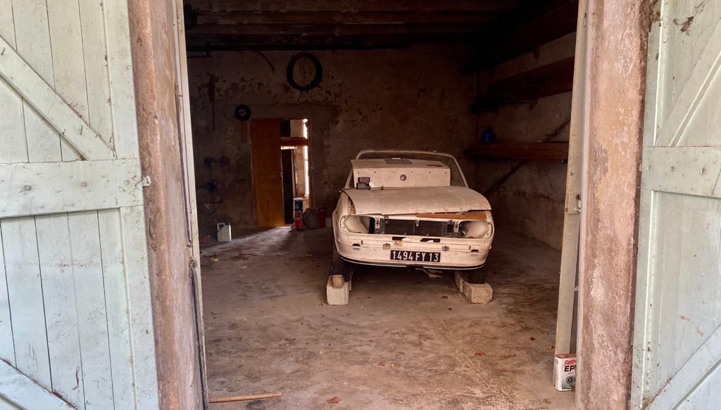 entrepôt d'objet dans un grand garage débarras gros volume voiture