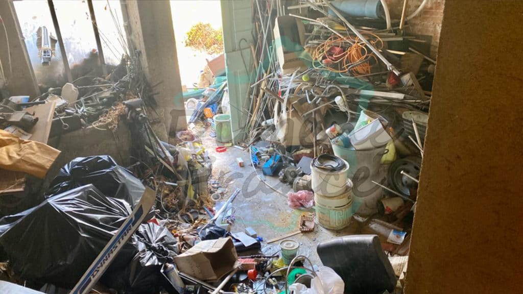 entrepôt d'objet dans un grand garage débarras gros volume