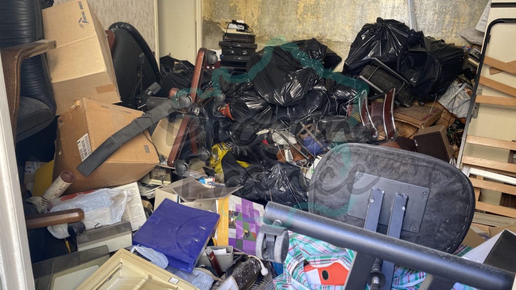 entrepôt d'objet dans un grand garage débarras gros volume