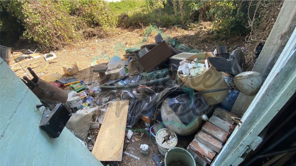 Déchets entassés en bas des escaliers