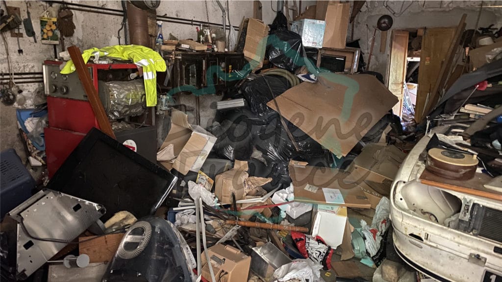 entrepôt d'objet dans un grand garage débarras gros volume
