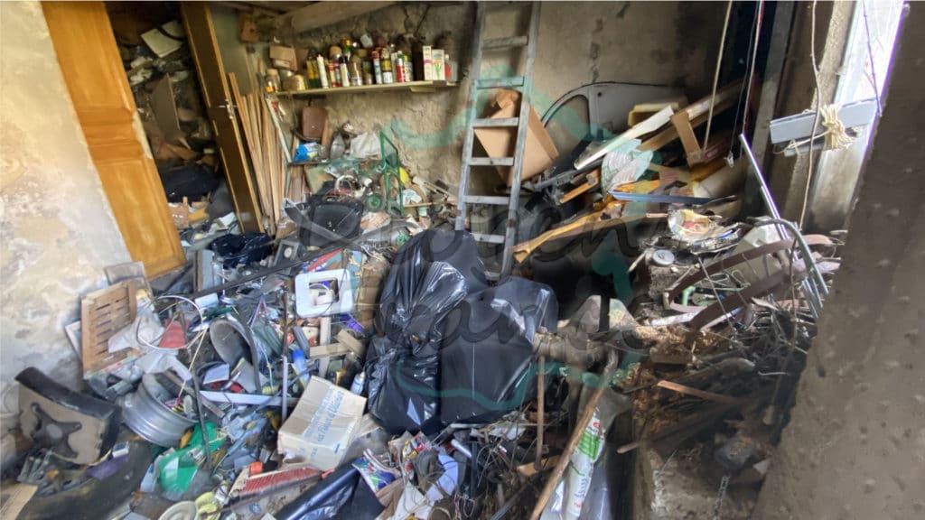 entrepôt d'objet dans un grand garage débarras gros volume