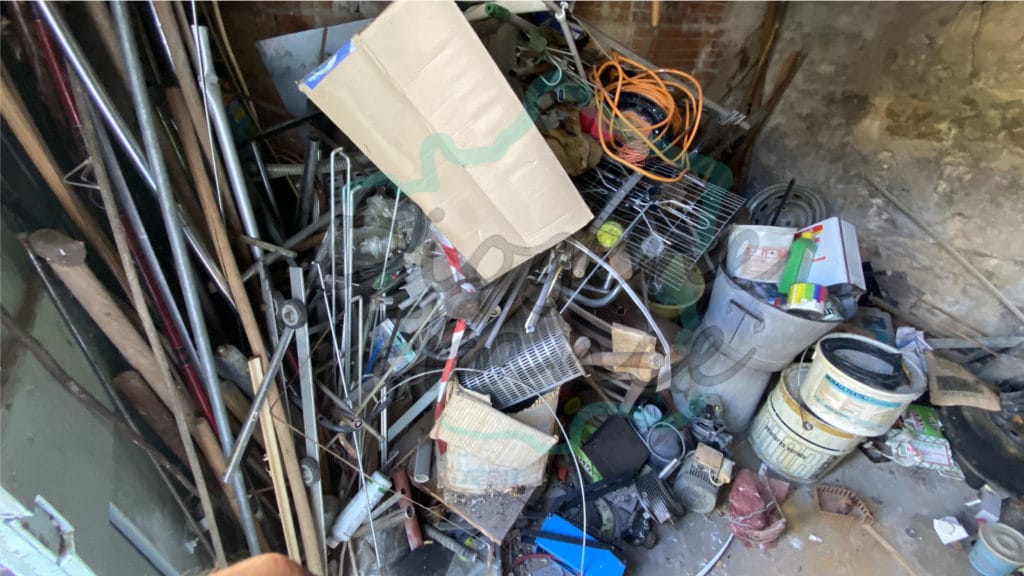 entrepôt d'objet dans un grand garage débarras gros volume
