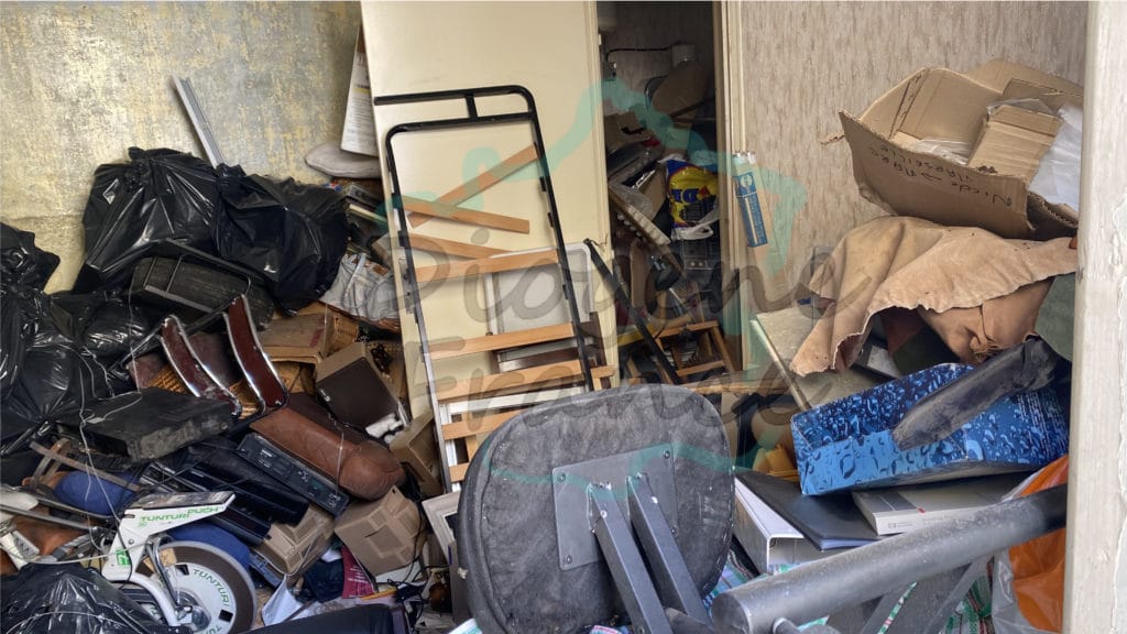 entrepôt d'objet dans un grand garage débarras gros volume